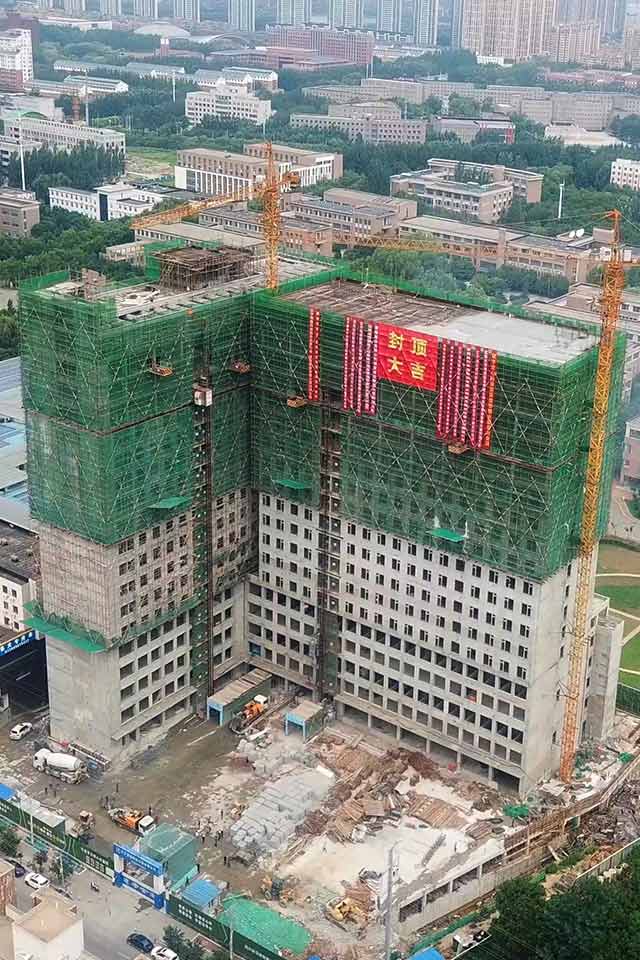 荣信智慧大厦喜封金顶